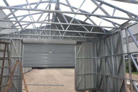 Le tettoie/veicolo per il trasporto del metallo prefabbricati impermeabili sparge con le strutture d'acciaio galvanizzate